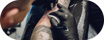 Artista tatuador trabajando